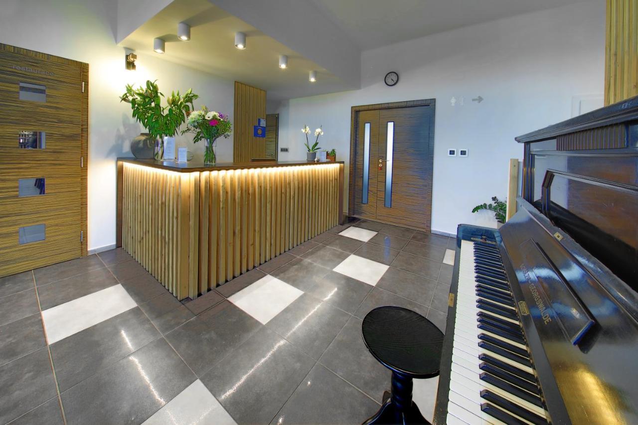 Hotel Brada Їчін Екстер'єр фото