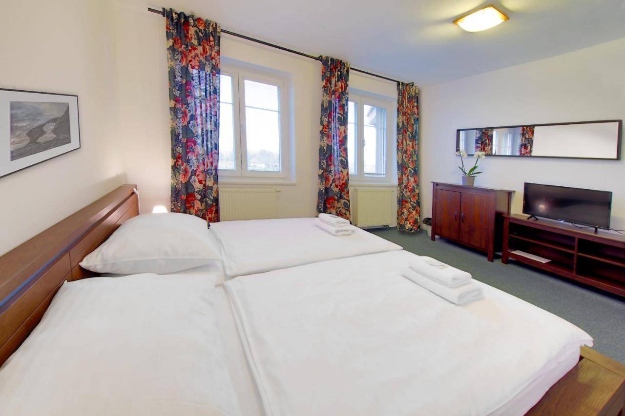 Hotel Brada Їчін Екстер'єр фото