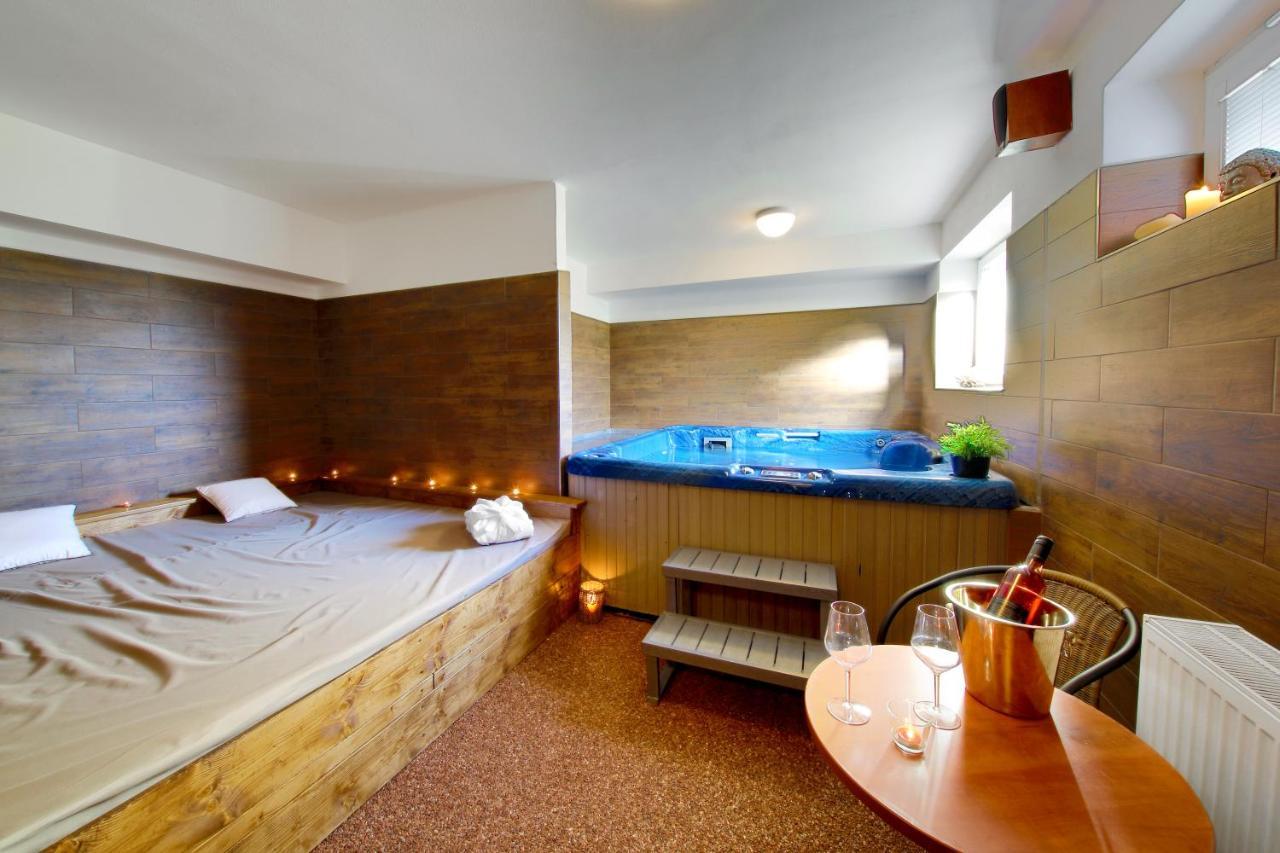 Hotel Brada Їчін Екстер'єр фото