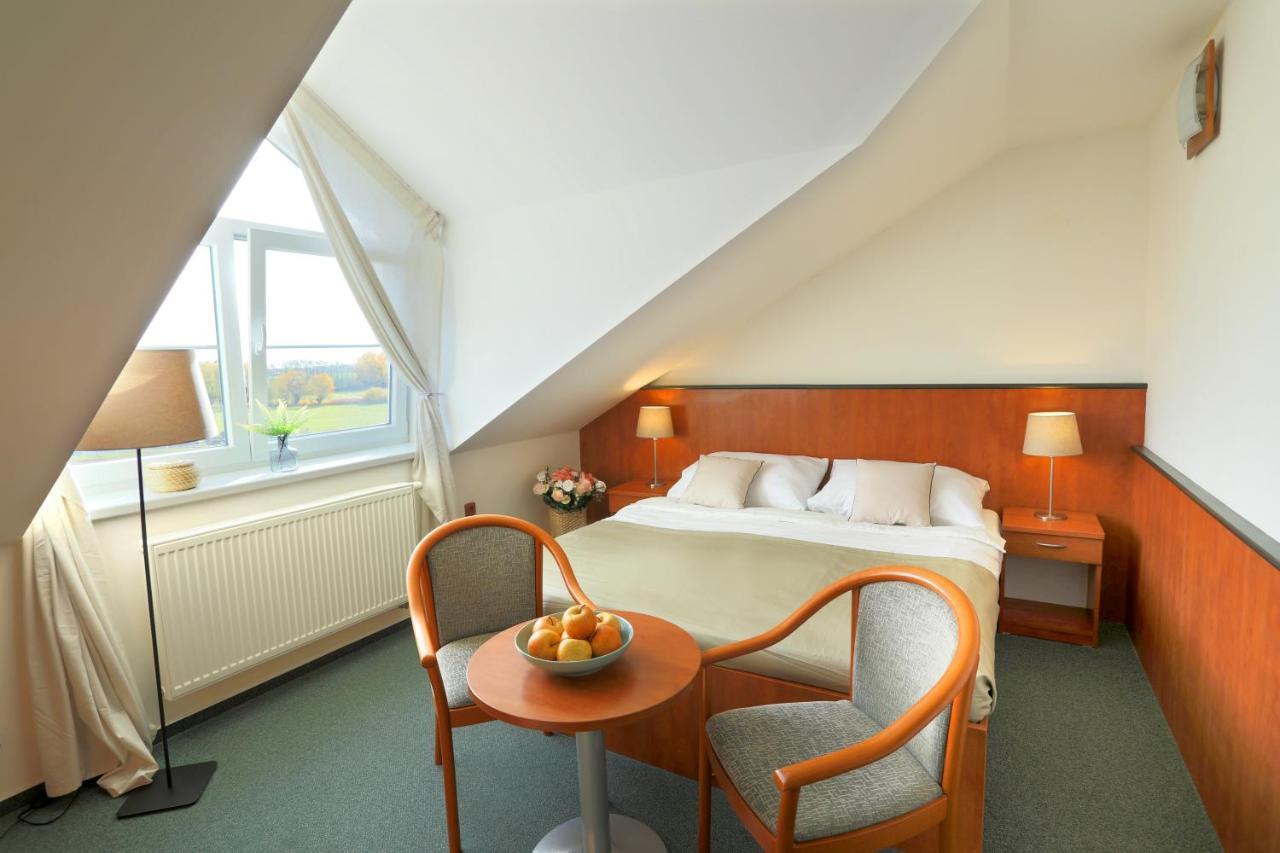 Hotel Brada Їчін Екстер'єр фото