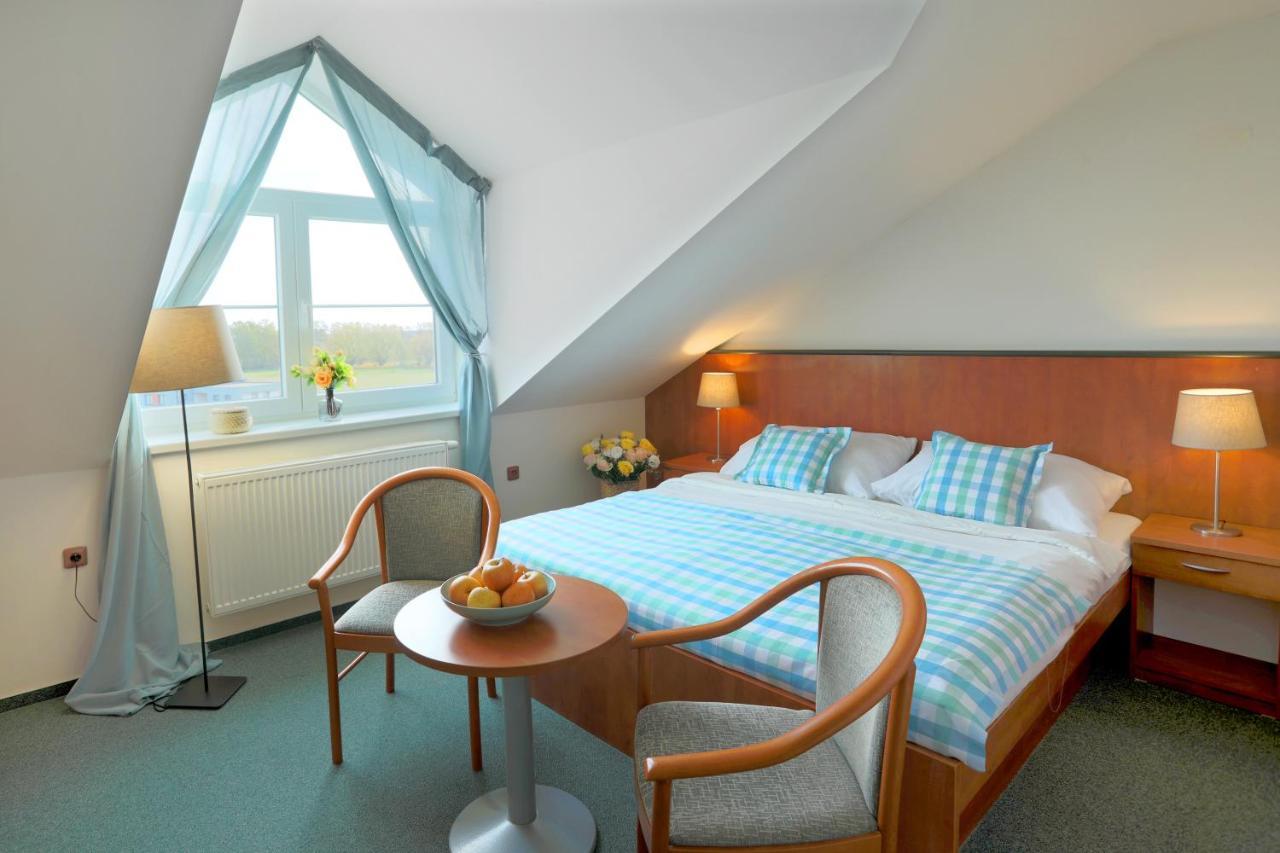 Hotel Brada Їчін Екстер'єр фото