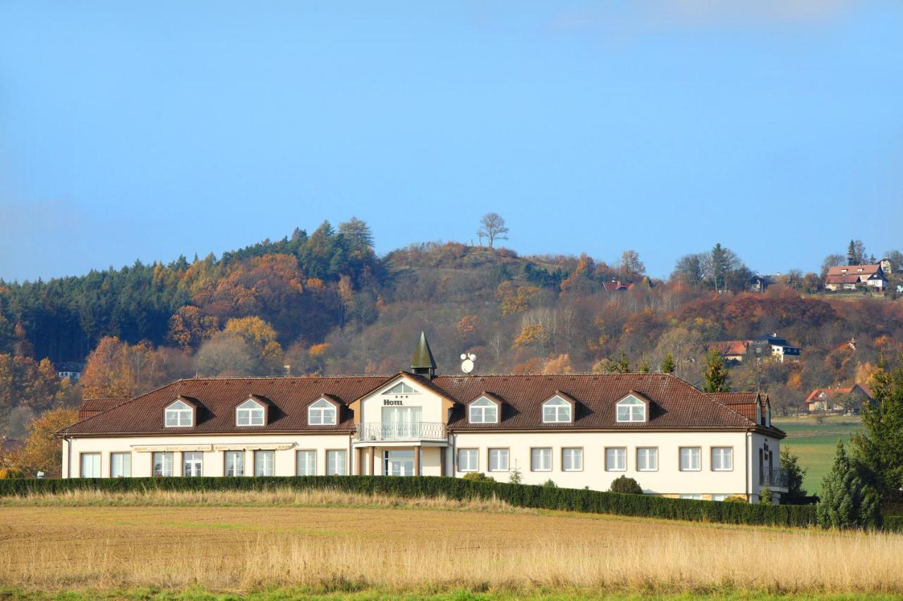 Hotel Brada Їчін Екстер'єр фото