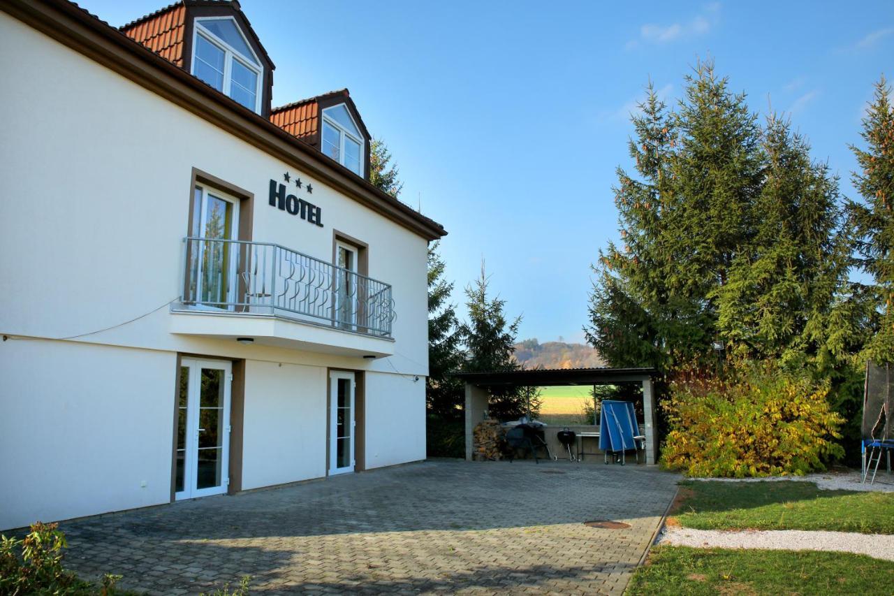 Hotel Brada Їчін Екстер'єр фото