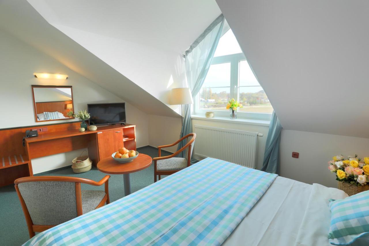 Hotel Brada Їчін Екстер'єр фото