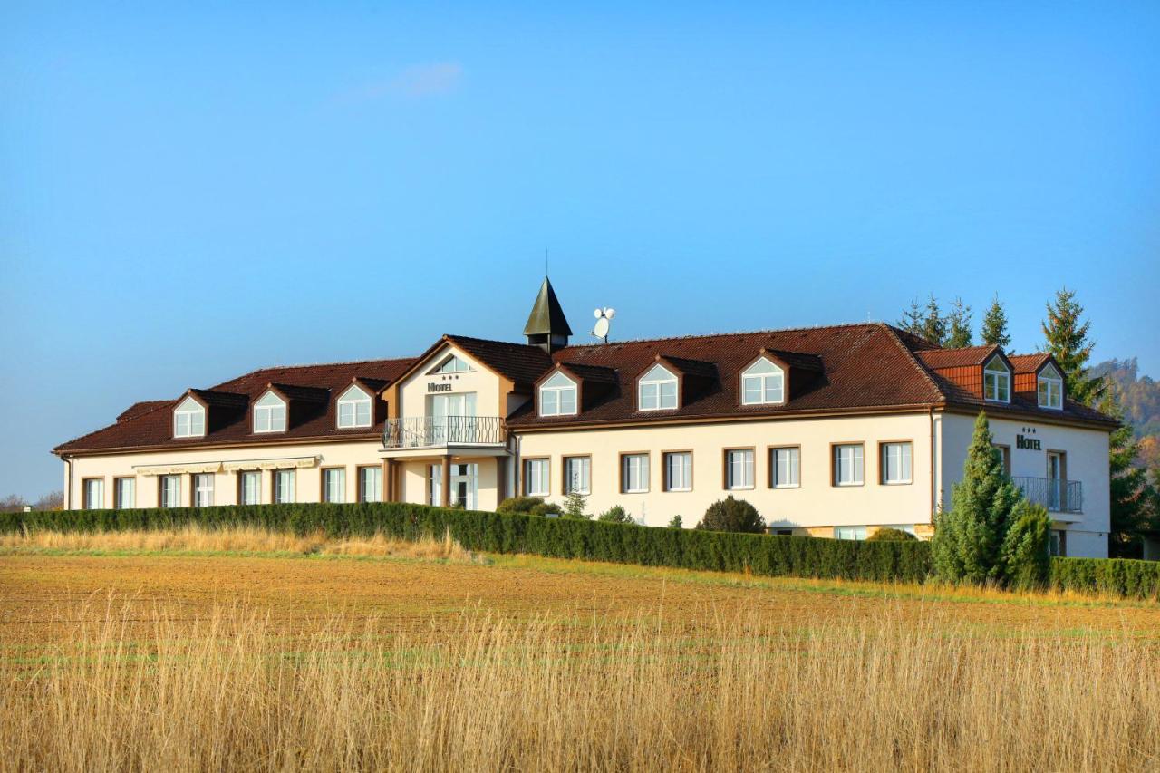 Hotel Brada Їчін Екстер'єр фото