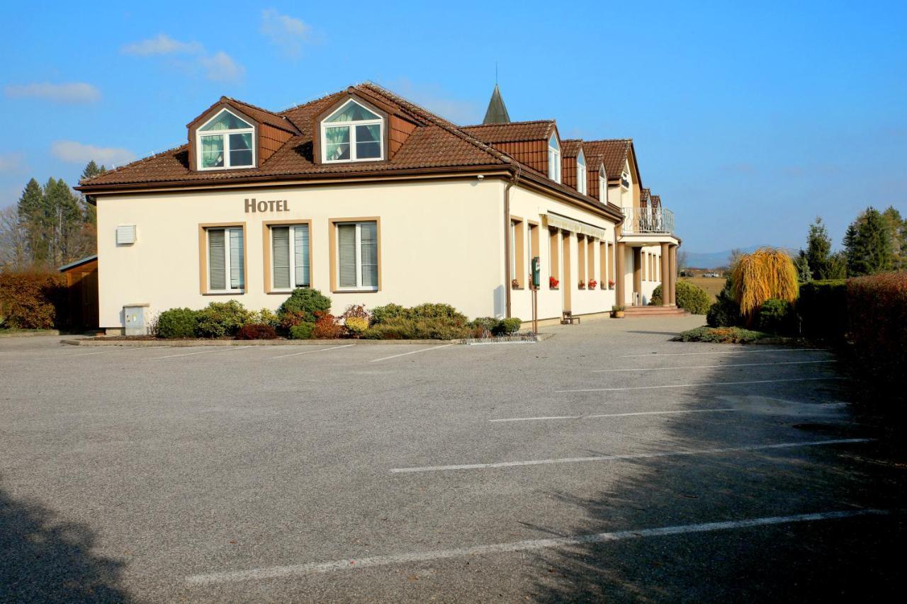 Hotel Brada Їчін Екстер'єр фото