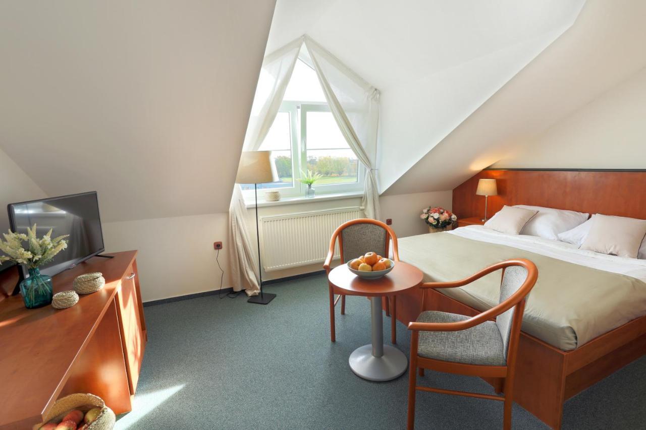 Hotel Brada Їчін Екстер'єр фото