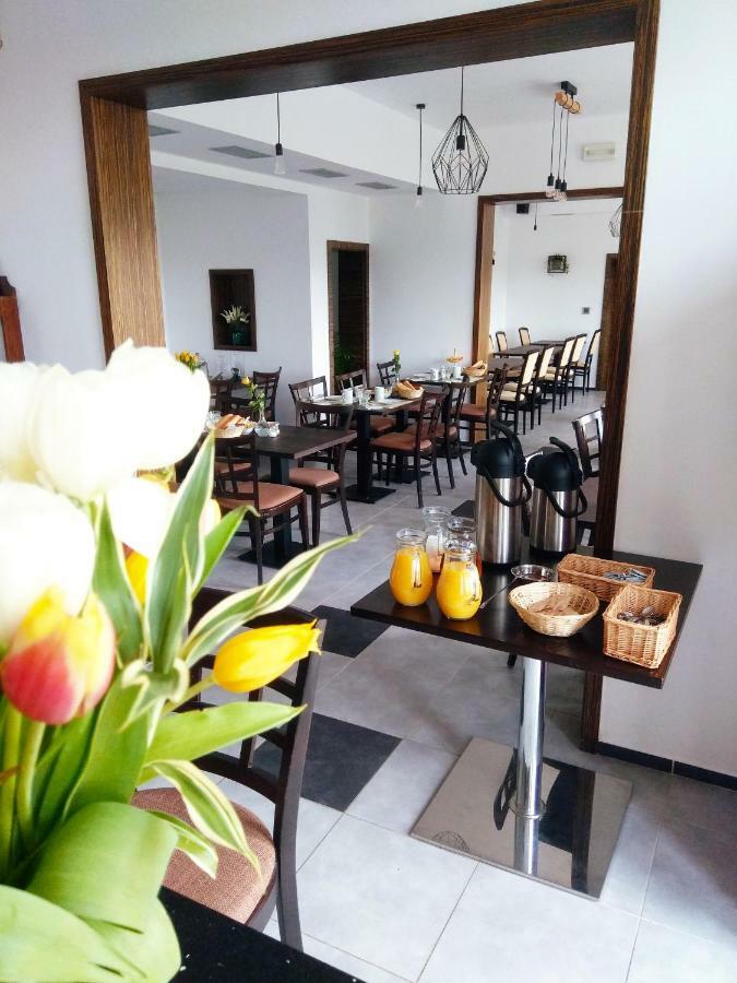 Hotel Brada Їчін Екстер'єр фото