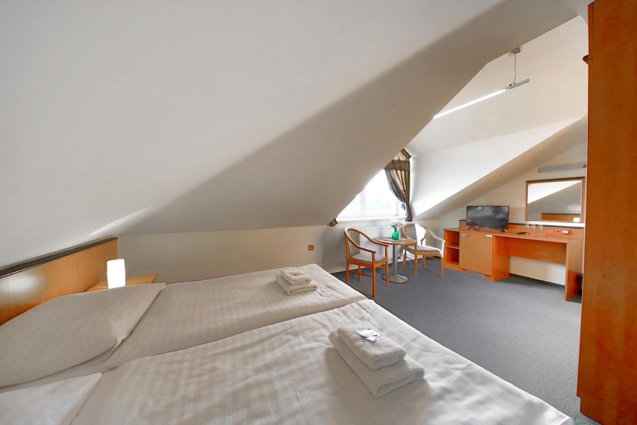 Hotel Brada Їчін Екстер'єр фото
