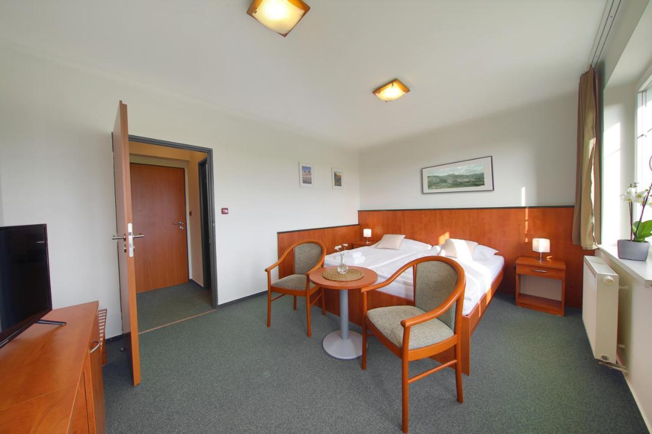 Hotel Brada Їчін Екстер'єр фото